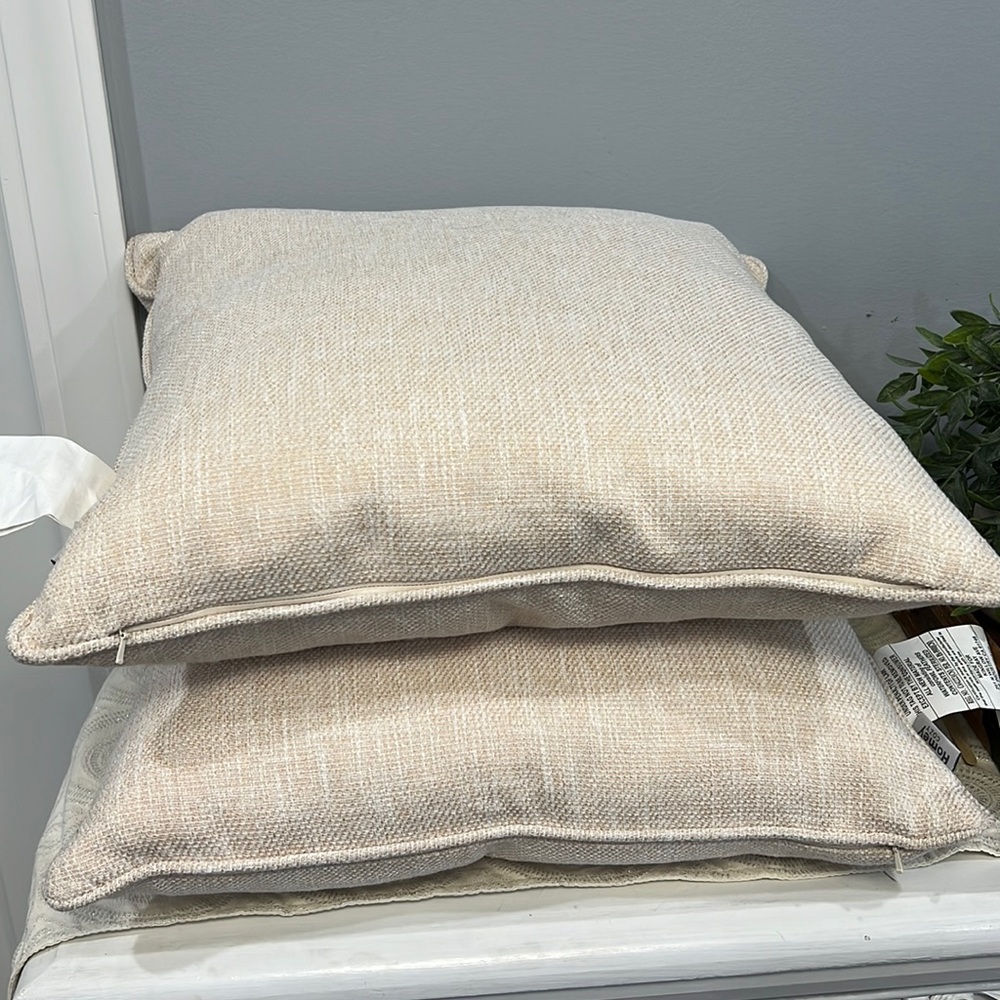 Pillows - Picture 2 of 7